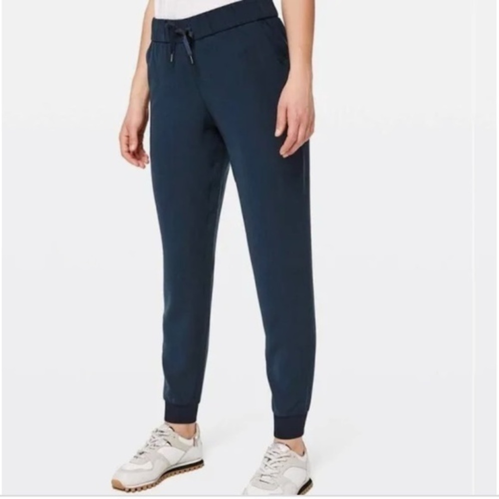 Lululemon On The Fly Jogger
Size 2 Color Navy Blue